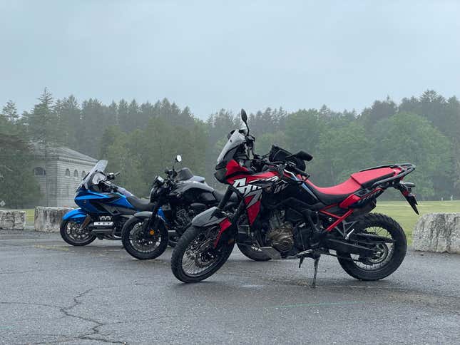 「雨の日はバイクに乗るべきだ」というタイトルの記事の画像